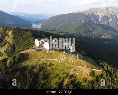 Station de radio de l'OTAN, abandonnée dans les années 70, utilisée pendant la guerre froide. Grande antenne parabolique. Monte Giogo, Comano, Massa et province de Carrare, Toscane, Italie. Banque D'Images