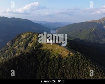 Station de radio de l'OTAN, abandonnée dans les années 70, utilisée pendant la guerre froide. Grande antenne parabolique. Monte Giogo, Comano, Massa et province de Carrare, Toscane, Italie. Banque D'Images