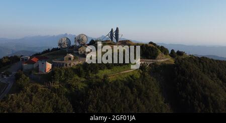 Station de radio de l'OTAN, abandonnée dans les années 70, utilisée pendant la guerre froide. Grande antenne parabolique. Monte Giogo, Comano, Massa et province de Carrare, Toscane, Italie. Banque D'Images