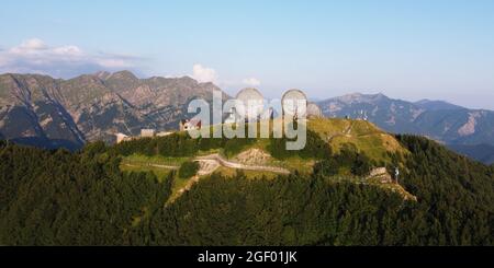 Station de radio de l'OTAN, abandonnée dans les années 70, utilisée pendant la guerre froide. Grande antenne parabolique. Monte Giogo, Comano, Massa et province de Carrare, Toscane, Italie. Banque D'Images