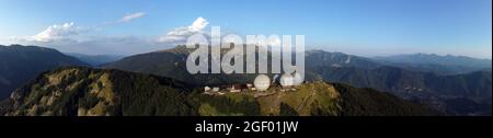 Station de radio de l'OTAN, abandonnée dans les années 70, utilisée pendant la guerre froide. Grande antenne parabolique. Monte Giogo, Comano, Massa et province de Carrare, Toscane, Italie. Banque D'Images