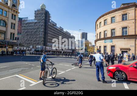 Sydney, Australie. 21 août 2021. Une manifestation contre le confinement de la COVID-19 au parc Victoria a entraîné plusieurs arrestations, mais peu de manifestants ont été présents. L'événement s'est déroulé le même jour en même temps que des manifestations similaires dans des villes autour de l'Australie, notamment Melbourne, où des foules beaucoup plus importantes se sont rassemblées. La manifestation de Sydney a été remarquable pour sa présence policière importante de 1400 officiers. Victoria Park est situé à Broadway et City Road près de l'université de Sydney. La circulation a été mise en veille pendant certaines parties de la démonstration. Photo : Broadway. Banque D'Images