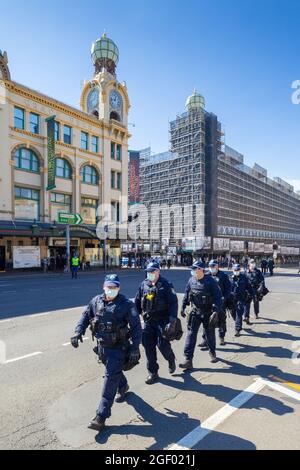 Sydney, Australie. 21 août 2021. Une manifestation contre le confinement de la COVID-19 au parc Victoria a entraîné plusieurs arrestations, mais peu de manifestants ont été présents. L'événement s'est déroulé le même jour en même temps que des manifestations similaires dans des villes autour de l'Australie, notamment Melbourne, où des foules beaucoup plus importantes se sont rassemblées. La manifestation de Sydney a été remarquable pour sa présence policière importante de 1400 officiers. Victoria Park est situé à Broadway et City Road près de l'université de Sydney. La circulation a été mise en veille pendant certaines parties de la démonstration. Photo : Broadway. Banque D'Images