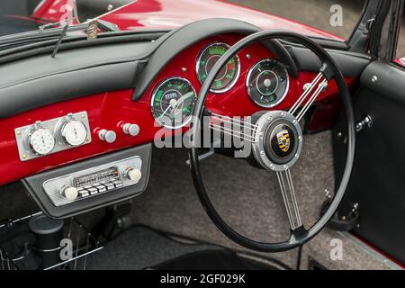 Kilmarnock, Royaume-Uni. 22 août 2021. Le club automobile classique d'Ayrshire a accueilli une exposition de voiture classique et vintage, avec 120 voitures, camions et autobus avec des propriétaires de partout au Royaume-Uni. Heureusement, les restrictions Covid ont été assouplies et le spectacle a été permis à l'avance et est la première exposition de son genre organisé par le car Club, depuis mars 2020. Tableau de bord de la Porsche 911Targa 1971. Crédit : Findlay/Alay Live News Banque D'Images