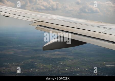 Vue sur l'atterrissage en avion à réaction à l'aéroport par mauvais temps. Concept de voyage et de transport aérien. Banque D'Images