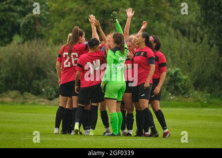 Strood, Royaume-Uni. 22 août 2021. L'équipe de Gillingham se rencontre avant le match de première catégorie de la Ligue nationale des femmes de la FA entre Gillingham et Hounslow au Rochester United Sports Ground à Strood, en Angleterre. Crédit: SPP Sport presse photo. /Alamy Live News Banque D'Images