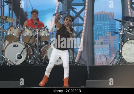 22 août 2021, New York, Etats-Unis: (NOUVEAU) Journey se produit à‚ â â â« WE LOVE NYC: The Homecoming ConcertÃ‚ Â au Central Park. 21 août 2021, New York, Etats-Unis: Journey Performing live pendant le‚ â€"WE LOVE NYC: The Homecoming Concertâ‚ â€" qui se déroule sur la grande pelouse de Central Park à New York qui anticipe un avenir prospère post-pandémique pour la ville de New York. Les ventilateurs sont autorisés à observer, mais avec une preuve de vaccination ou un test de PCR COVID (réaction en chaîne de la polymérase) pris dans les 72 heures précédant l'événement. Ce concert a pour but de compléter les concerts Hip Hop, les films, les activités culturelles qui commencent Banque D'Images