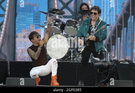 22 août 2021, New York, Etats-Unis: (NOUVEAU) Journey se produit à‚ â â â« WE LOVE NYC: The Homecoming ConcertÃ‚ Â au Central Park. 21 août 2021, New York, Etats-Unis: Journey Performing live pendant le‚ â€"WE LOVE NYC: The Homecoming Concertâ‚ â€" qui se déroule sur la grande pelouse de Central Park à New York qui anticipe un avenir prospère post-pandémique pour la ville de New York. Les ventilateurs sont autorisés à observer, mais avec une preuve de vaccination ou un test de PCR COVID (réaction en chaîne de la polymérase) pris dans les 72 heures précédant l'événement. Ce concert a pour but de compléter les concerts Hip Hop, les films, les activités culturelles qui commencent Banque D'Images