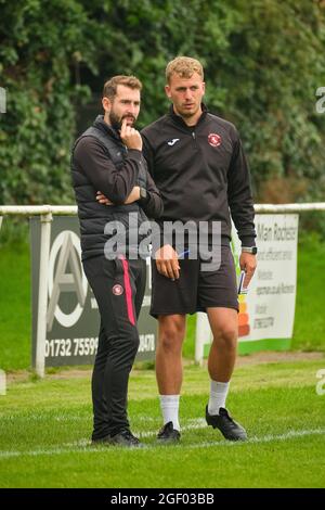 Strood, Royaume-Uni. 22 août 2021. Josh Oatham & Toby Waters, directeur et assistant de Gillingham, pendant le match de première catégorie de la Ligue nationale des femmes de la FA entre Gillingham et Hounslow au Rochester United Sports Ground à Strood, en Angleterre. Crédit: SPP Sport presse photo. /Alamy Live News Banque D'Images