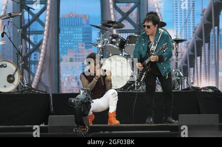 22 août 2021, New York, Etats-Unis: (NOUVEAU) Journey se produit à‚ â â â« WE LOVE NYC: The Homecoming ConcertÃ‚ Â au Central Park. 21 août 2021, New York, Etats-Unis: Journey Performing live pendant le‚ â€"WE LOVE NYC: The Homecoming Concertâ‚ â€" qui se déroule sur la grande pelouse de Central Park à New York qui anticipe un avenir prospère post-pandémique pour la ville de New York. Les ventilateurs sont autorisés à observer, mais avec une preuve de vaccination ou un test de PCR COVID (réaction en chaîne de la polymérase) pris dans les 72 heures précédant l'événement. Ce concert a pour but de compléter les concerts Hip Hop, les films, les activités culturelles qui commencent Banque D'Images