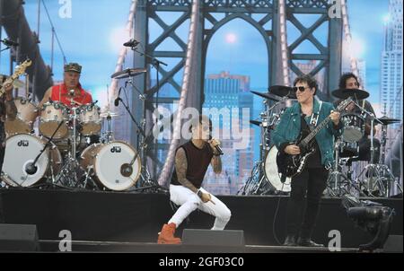 22 août 2021, New York, Etats-Unis: (NOUVEAU) Journey se produit à‚ â â â« WE LOVE NYC: The Homecoming ConcertÃ‚ Â au Central Park. 21 août 2021, New York, Etats-Unis: Journey Performing live pendant le‚ â€"WE LOVE NYC: The Homecoming Concertâ‚ â€" qui se déroule sur la grande pelouse de Central Park à New York qui anticipe un avenir prospère post-pandémique pour la ville de New York. Les ventilateurs sont autorisés à observer, mais avec une preuve de vaccination ou un test de PCR COVID (réaction en chaîne de la polymérase) pris dans les 72 heures précédant l'événement. Ce concert a pour but de compléter les concerts Hip Hop, les films, les activités culturelles qui commencent Banque D'Images