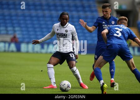 Cardiff, Royaume-Uni. 21 août 2021. Mahlon Romeo de Millwall FC (l) en action. Match de championnat EFL Skybet, Cardiff City v Millwall au Cardiff City Stadium de Cardiff, pays de Galles, le samedi 21 août 2021. Cette image ne peut être utilisée qu'à des fins éditoriales. Utilisation éditoriale uniquement, licence requise pour une utilisation commerciale. Aucune utilisation dans les Paris, les jeux ou les publications d'un seul club/ligue/joueur. photo par Andrew Orchard/Andrew Orchard sports Photography/Alamy Live News crédit: Andrew Orchard sports Photography/Alamy Live News Banque D'Images