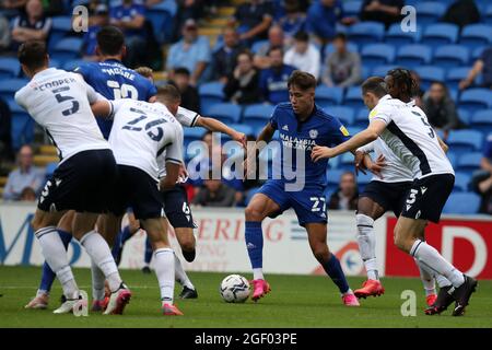 Cardiff, Royaume-Uni. 21 août 2021. Rubin Colwill de Cardiff City (c) en action. Match de championnat EFL Skybet, Cardiff City v Millwall au Cardiff City Stadium de Cardiff, pays de Galles, le samedi 21 août 2021. Cette image ne peut être utilisée qu'à des fins éditoriales. Utilisation éditoriale uniquement, licence requise pour une utilisation commerciale. Aucune utilisation dans les Paris, les jeux ou les publications d'un seul club/ligue/joueur. photo par Andrew Orchard/Andrew Orchard sports Photography/Alamy Live News crédit: Andrew Orchard sports Photography/Alamy Live News Banque D'Images