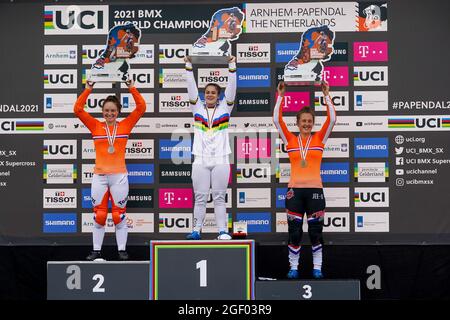 Arnhem, pays-Bas. 22 août 2021. ARNHEM, PAYS-BAS - AOÛT 22 : Judy Baauw des pays-Bas, Bethany Shriever de Grande-Bretagne et Laura Smulders des pays-Bas lors des Championnats du monde UCI BMX 2021 à Papendal le 22 août 2021 à Arnhem, pays-Bas (photo de René Nijhuis/Orange Pictures) crédit : Orange pics BV/Alay Live News Banque D'Images