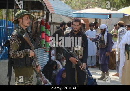 Les combattants talibans se tiennent à leurs côtés à un point de passage de la frontière entre le Pakistan et l'Afghanistan, à Torkham, dans le district de Khyber, au Pakistan, samedi, 21 août 2021. Dans la situation actuelle de l'Afghanistan, les mouvements de piétons ont été limités à la frontière de Torkham, seuls les personnes bloquées des deux côtés et les camions transportant des marchandises vers l'Afghanistan peuvent passer par ce point de frontière.les combattants talibans gardent leurs côtés à un point de passage frontalier entre le Pakistan et l'Afghanistan, à Torkham, Dans le district de Khyber, Pakistan, samedi, 21 août 2021. Dans la situation actuelle de l'Afghanistan, piéton Banque D'Images