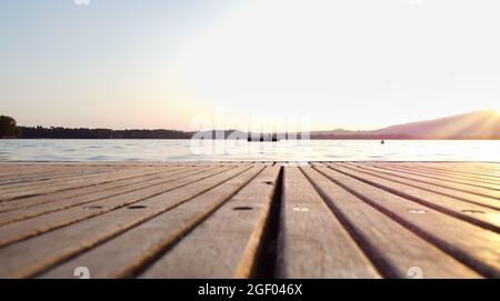 Pêcheur pêchant seul sur le lac Pusiano lors d'une journée d'été au coucher du soleil, Lombardie, Italie Banque D'Images