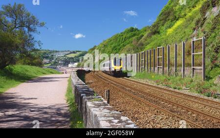 Un train de cross-country passant par Sprey point à Teignmouth, avec Shaldon en arrière-plan. Banque D'Images