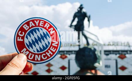 14 juin 2021 Munich, Allemagne. L'emblème du club de football FC Bayern Munich sur fond de stade moderne. Banque D'Images