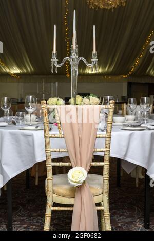 Chaise et table lors d'une réception de mariage Banque D'Images