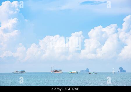 Excursions en bateau dans la mer de l'île d'arrière-plan et nuages dans le ciel à Krabi en Thaïlande. Banque D'Images