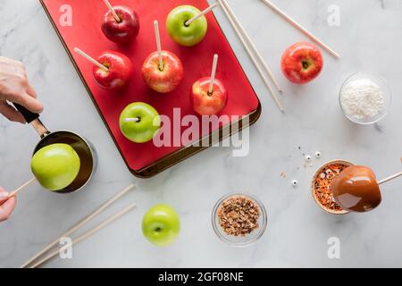 Vue de dessus en bas des pommes en préparation pour faire des pommes caramel d'Halloween. Banque D'Images