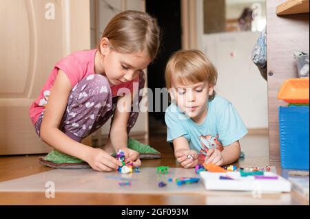 Russie, Moscou, octobre 2020 - deux petits enfants heureux un garçon de quatre ans et une fille de sept ans frères et sœurs ou amis à la maison ensemble Banque D'Images