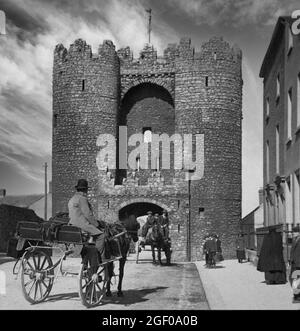 Vue du début du XXe siècle sur la porte Saint-Laurence, un barbican construit au XIIIe siècle dans le cadre des fortifications fortifiées de la ville médiévale de Drogheda à la frontière des comtés Meath et Louth en Irlande. Banque D'Images