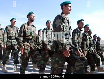 Kaboul, Afghanistan – 828 soldats de l’Armée nationale de l’Afghanistan marchaient en formation lors d’une cérémonie de remise des diplômes au Centre d’instruction militaire de Kaboul (KMTC). Les soldats afghans ont terminé leur formation de base et se déploieront dans tout le pays pour soutenir la défense nationale de l’Afghanistan. Un jour donné, 10,000 recrues sont formées à la KMTC et des membres du service et des entrepreneurs de l'OTAN et des États-Unis assurent le mentorat et la formation à la KMTC. Photo du ministère de la Défense des États-Unis par le lieutenant CDR. John gay Banque D'Images