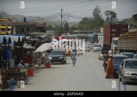 (8/20/2021) les remorques attendent de traverser le poste frontalier de Torkham, dans le district de Khyber, trois cents camions arrivent et passent quotidiennement à la frontière de Torkham sur une base commerciale. Les gens attendent le transport après qu'ils entrent au Pakistan par un point de passage frontalier à Peshawar. (Photo de Hussain Ali/Pacific Press/Sipa USA) Banque D'Images