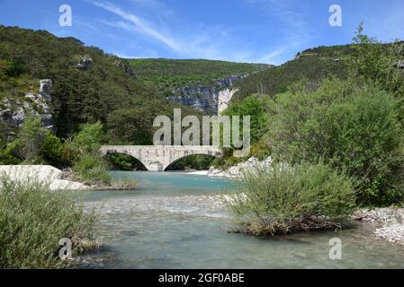 Pont historique du Carajuan ou Pont en pierre de Carajuan traversant le Verdon près du Rougon Alpes-de-haute-Provence Provence Provence France Banque D'Images