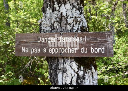 Panneau d'avertissement en bois ou panneau de danger Avertissement concernant le danger des falaises ou du bord de falaise dans la gorge du Verdon Réserve naturelle Alpes-de-haute-Provence Provence Provence Provence France Banque D'Images