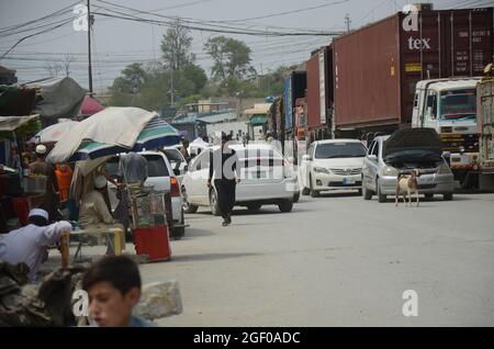 (8/20/2021) les remorques attendent de traverser le poste frontalier de Torkham, dans le district de Khyber, trois cents camions arrivent et passent quotidiennement à la frontière de Torkham sur une base commerciale. Les gens attendent le transport après qu'ils entrent au Pakistan par un point de passage frontalier à Peshawar. (Photo de Hussain Ali/Pacific Press/Sipa USA) Banque D'Images