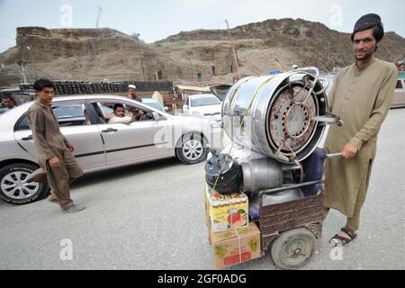 (8/20/2021) les remorques attendent de traverser le poste frontalier de Torkham, dans le district de Khyber, trois cents camions arrivent et passent quotidiennement à la frontière de Torkham sur une base commerciale. Les gens attendent le transport après qu'ils entrent au Pakistan par un point de passage frontalier à Peshawar. (Photo de Hussain Ali/Pacific Press/Sipa USA) Banque D'Images