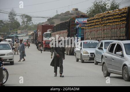 (8/20/2021) les remorques attendent de traverser le poste frontalier de Torkham, dans le district de Khyber, trois cents camions arrivent et passent quotidiennement à la frontière de Torkham sur une base commerciale. Les gens attendent le transport après qu'ils entrent au Pakistan par un point de passage frontalier à Peshawar. (Photo de Hussain Ali/Pacific Press/Sipa USA) Banque D'Images