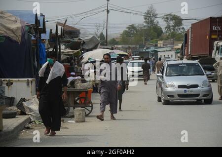 (8/20/2021) les remorques attendent de traverser le poste frontalier de Torkham, dans le district de Khyber, trois cents camions arrivent et passent quotidiennement à la frontière de Torkham sur une base commerciale. Les gens attendent le transport après qu'ils entrent au Pakistan par un point de passage frontalier à Peshawar. (Photo de Hussain Ali/Pacific Press/Sipa USA) Banque D'Images