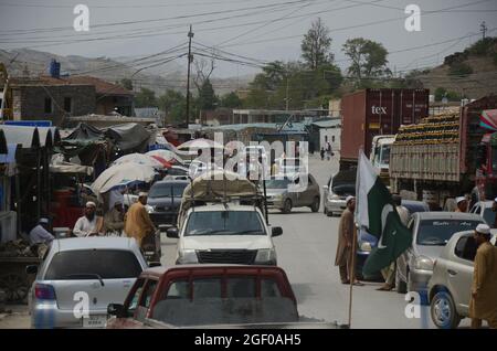 (8/20/2021) les remorques attendent de traverser le poste frontalier de Torkham, dans le district de Khyber, trois cents camions arrivent et passent quotidiennement à la frontière de Torkham sur une base commerciale. Les gens attendent le transport après qu'ils entrent au Pakistan par un point de passage frontalier à Peshawar. (Photo de Hussain Ali/Pacific Press/Sipa USA) Banque D'Images