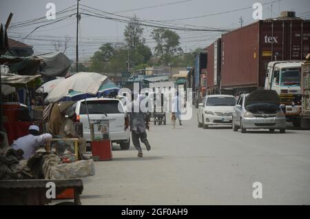 (8/20/2021) les remorques attendent de traverser le poste frontalier de Torkham, dans le district de Khyber, trois cents camions arrivent et passent quotidiennement à la frontière de Torkham sur une base commerciale. Les gens attendent le transport après qu'ils entrent au Pakistan par un point de passage frontalier à Peshawar. (Photo de Hussain Ali/Pacific Press/Sipa USA) Banque D'Images