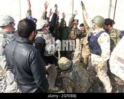 Les membres de l'Armée nationale de l'Afghanistan, de l'Hôpital militaire national de l'Afghanistan et de l'USFOR-A célèbrent l'achèvement de la phase finale de l'entraînement d'évacuation des blessés de masse au nouveau bâtiment de Kaboul, le 21 janvier. Les soldats et le personnel D'ANA seront maintenant certifiés de façon sécuritaire pour s'approcher d'un hélicoptère, porter une litière et la charger dans une ambulance, tout en répondant à des urgences comme un tourniquet lâche. La formation au transfert des patients est une facette de la mission médicale, de formation, de conseil, d'assistance qui a été mise en œuvre pour s'assurer que les forces afghanes sont entièrement prêtes à assumer la sécurité Banque D'Images