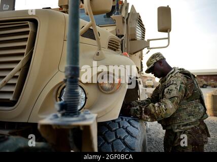 U.S. Air Force Tech. Sgt. Earnest Buffin, 4e Division d'infanterie, conseiller principal en logistique pour le département de logistique de l'Armée nationale de l'Afghanistan (ANA) dans la région sud, prépare une liste de contrôle des convoi avant une mission sur la base opérationnelle Forward, Lindsey, province de Kandahar, Afghanistan, le 13 mars, 2014. Buffin a mené 12 aviateurs sur le site lors d'une mission avec le colonel Timothy Lee de la Force aérienne des États-Unis, 466e commandant du Groupe expéditionnaire de l'Air. Buffin, originaire de Dallas, Texas, est déployé à partir du 22e Escadron de préparation logistique, base aérienne de McConnell, Ka., et est responsable de la documentation d'entretien des véhicules Banque D'Images