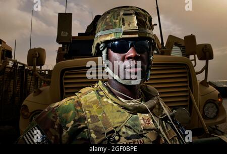 Tech. Sgt. Earnest Buffin, 4e Division d'infanterie, conseiller principal pour la région sud de l'Armée nationale de l'Afghanistan (ANA), pose pour portrait à la base aérienne de Kandahar, en Afghanistan, le 13 mars 2014. Buffin a conduit 12 aviateurs à la base opérationnelle Forward Lindsey et à l'enceinte de l'Armée nationale d'Afghanistan lors d'une visite du 466e commandant du Groupe expéditionnaire de l'Air, le colonel Timothy Lee. À titre de conseiller principal, Buffin supervise les documents d'entretien des véhicules, la responsabilité et la formation d'ANA en matière d'armement. Il est déployé comme Airman expéditionnaire interarmées (AVION) du 22e Escadron de préparation logistique, la McConnell Air Force B. Banque D'Images