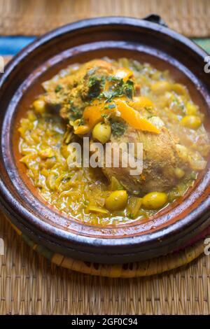 Tagine de poulet avec citrons et olives conservés Banque D'Images