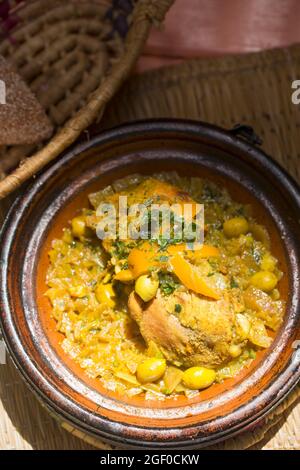 Tagine de poulet avec citrons et olives conservés Banque D'Images