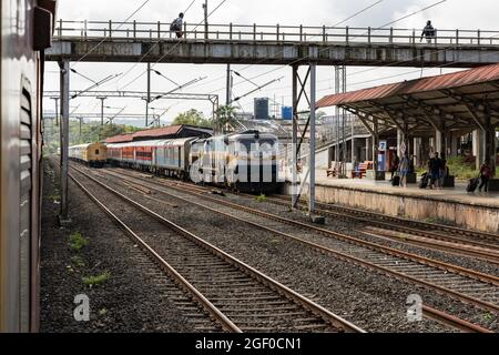 10104 Madgaon - Mumbai CST Mandovi Express entrant à la gare de Thivim sur le chemin de fer de Konkan à Goa, Inde Banque D'Images