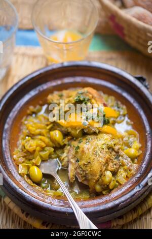 Tagine de poulet avec citrons et olives conservés Banque D'Images