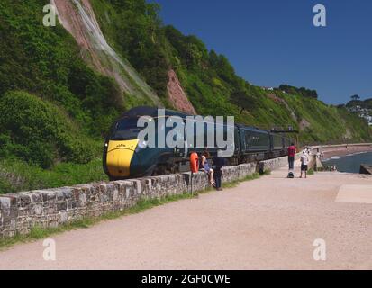 Great Western Railway classe 802 Intercity Express train passant par les vacanciers sur le sentier côtier de Sprey point, Teignmouth. Banque D'Images