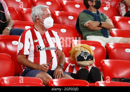 Bilbao fans (Bilbao), 21 AOÛT 2021 - football : UN fan de Bilbao regarde le jeu avec un animal bourré portant un masque lors du match espagnol 'la Liga Santander' entre Athletic Club de Bilbao 1-1 FC Barcelone à l'Estadio San Mames à Bilbao, Espagne. (Photo de Mutsu Kawamori/AFLO) Banque D'Images