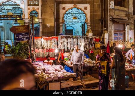 Mumbai, Maharashtra, Inde : la nuit, les gens font du shopping sur le marché animé de Mangaldas dans le quartier de Kalbadevi. Banque D'Images