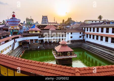 Udupi, Karnataka, Inde : vue au coucher du soleil sur le réservoir d'eau de Madhva Sarovara adjacent au temple Krishna du XIIIe siècle fondé par le local hindou saint M. Banque D'Images