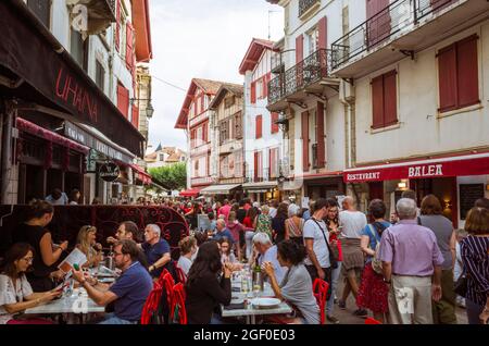 Saint Jean de Luz, pays basque français, France - 13 juillet 2019 : les gens s'assoient dans un restaurant en plein air lors des célébrations de la Bastille, Banque D'Images