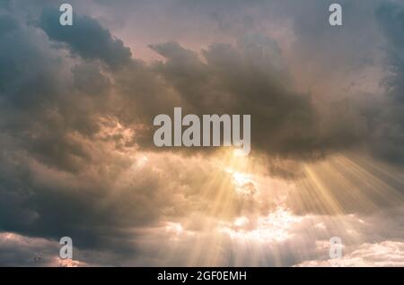 ciel paysage fond couleur naturelle de la soirée panorama de nuages avec des rayons de soleil mettant en évidence les nuages Banque D'Images